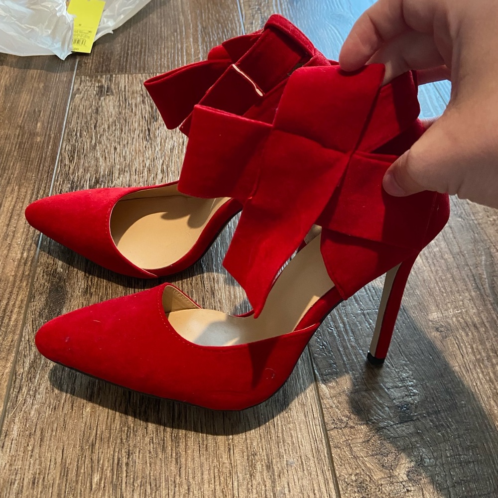 Red bow shoes